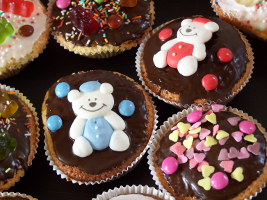 [stock photo of decorated cupcakes]